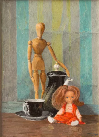 Manichino, bambolina, tazza nera